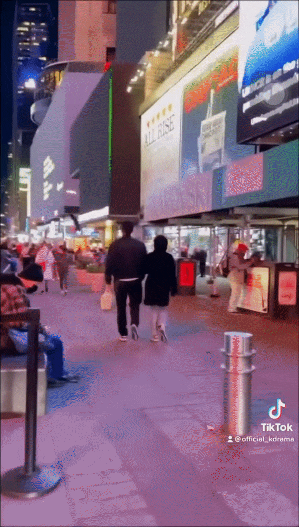 Hyun Bin và Son Ye Jin gây chú ý khi đi giày đôi sánh bước ở New York - Ảnh 3.