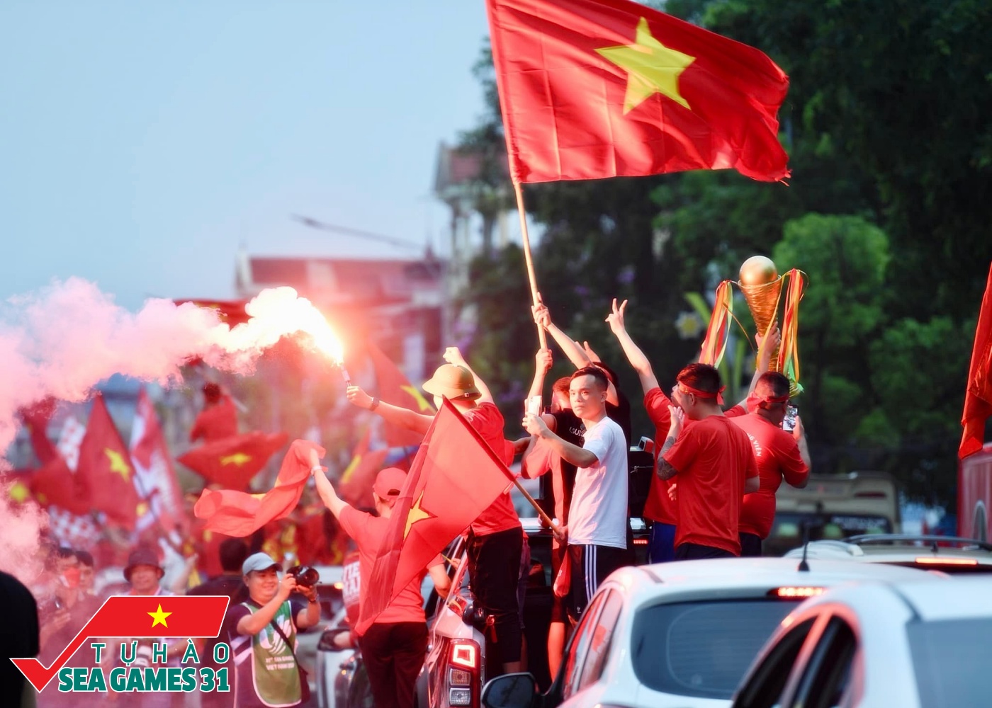 U23 Việt Nam - U23 Malaysia: Trận đấu giữa đội tuyển U23 Việt Nam và U23 Malaysia luôn thu hút được sự quan tâm của người hâm mộ cả hai quốc gia. Bức ảnh về trận đấu này không chỉ thể hiện sự cạnh tranh quyết liệt mà còn là niềm đam mê bóng đá của các cầu thủ và người hâm mộ. Hãy cùng xem và hòa nhịp trong không khí sôi động này.
