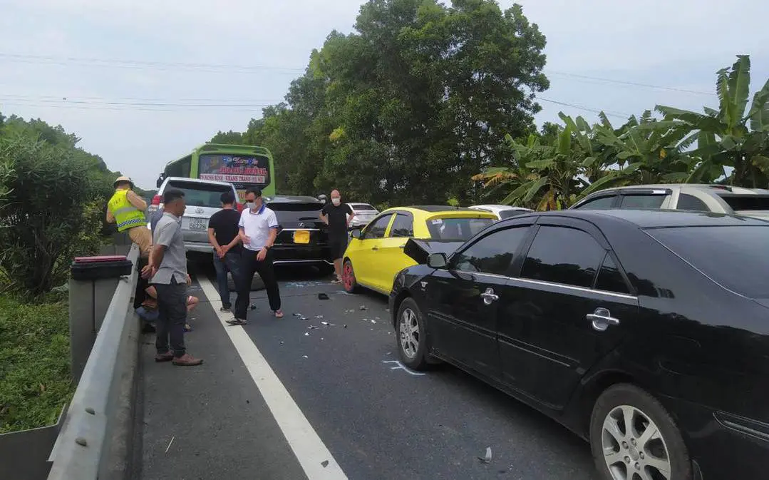 Đường về Hà Nội ùn tắc 4km do tai nạn liên hoàn 5 ô tô trên cao tốc Pháp Vân - Cầu Giẽ