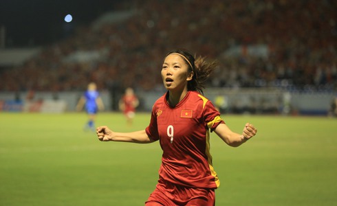 Chân dung Huỳnh Như - đội trưởng ghi bàn thắng duy nhất đem về HCV cho tuyển nữ Việt Nam: Trên sân đá bóng, về nhà bán dừa  - Ảnh 1.