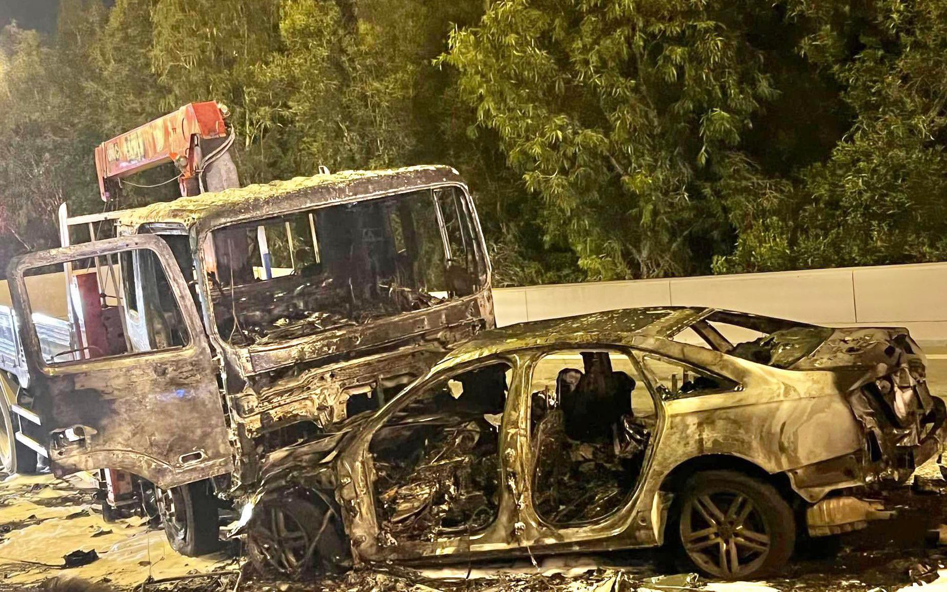 TP.HCM: Ô tô 4 chỗ tông trực diện xe tải cẩu rồi bốc cháy, 2 người tử vong