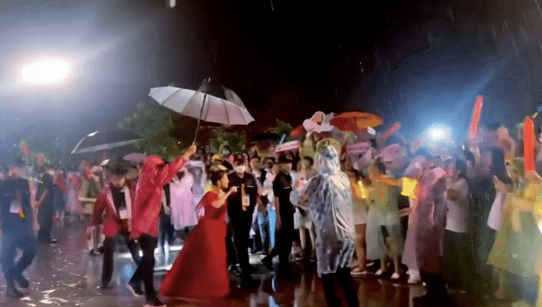 Dàn sao mừng U23 Việt Nam giành HCV SEA Games 31: Hòa Minzy đội mưa nhảy cực nhiệt, Orange đi bão ngay trên sân khấu - Ảnh 3.