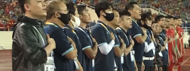 Khoảnh khắc lay động trái tim: HLV Park Hang Seo cùng trợ lý người Hàn hát vang Quốc Ca Việt Nam trong trận Chung kết SEA Games 31! - Ảnh 2.