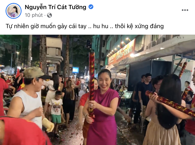 Dàn sao Vbiz vỡ oà, xuống phố đi bão mừng đội tuyển Việt Nam vô địch, riêng Thuỳ Tiên gây chú ý vì biểu cảm quá đáng yêu - Ảnh 14.