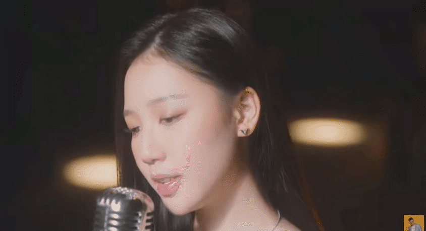 MV đầu tiên trong dự án Colours của Hứa Kim Tuyền: AMEE đang hát thì bật khóc nức nở khi nhìn thấy mẹ ruột! - Ảnh 4.