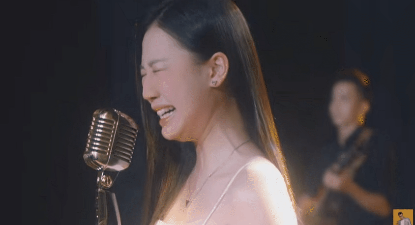 MV đầu tiên trong dự án Colours của Hứa Kim Tuyền: AMEE đang hát thì bật khóc nức nở khi nhìn thấy mẹ ruột! - Ảnh 6.