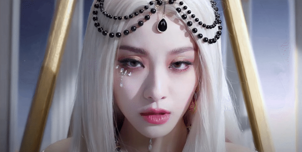 Một nghệ sĩ nổi tiếng Trung Quốc bị tố copy MV của Taeyeon (SNSD) và phong cách Lisa (BLACKPINK) - Ảnh 2.
