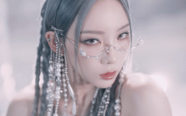 Một nghệ sĩ nổi tiếng Trung Quốc bị tố copy MV của Taeyeon (SNSD) và phong cách Lisa (BLACKPINK) - Ảnh 4.