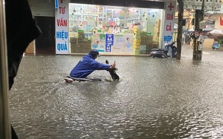 Mưa lớn, đường phố Hà Nội biến thành 