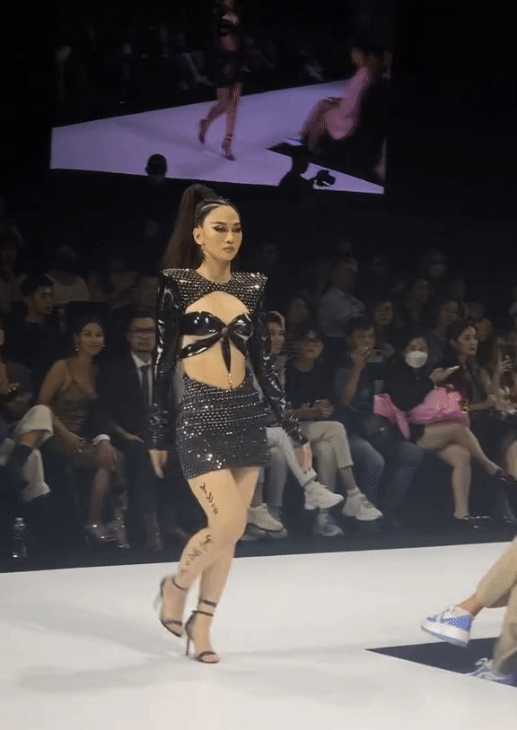 Lê Bống xem chừng không có duyên với catwalk - Ảnh 2.