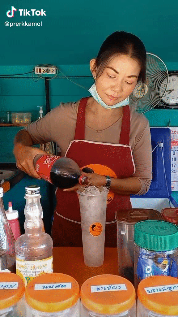 Clip đổ coca thu 15 triệu view vì lộ tẩy chiêu trò bán hàng, netizen nhăn nhó: Đảm bảo uống siêu dở - Ảnh 2.