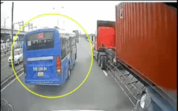 TP.HCM: Xe buýt tạt đầu xe container, đề nghị CSGT vào cuộc xử lý tài xế