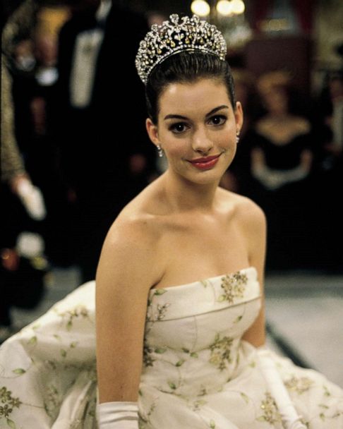 U40 mà trẻ đẹp như Anne Hathaway thì siêu thực quá rồi: Tự tin khoe da trắng ngần ở phim mới, khác gì thời còn là công chúa Disney? - Ảnh 6.