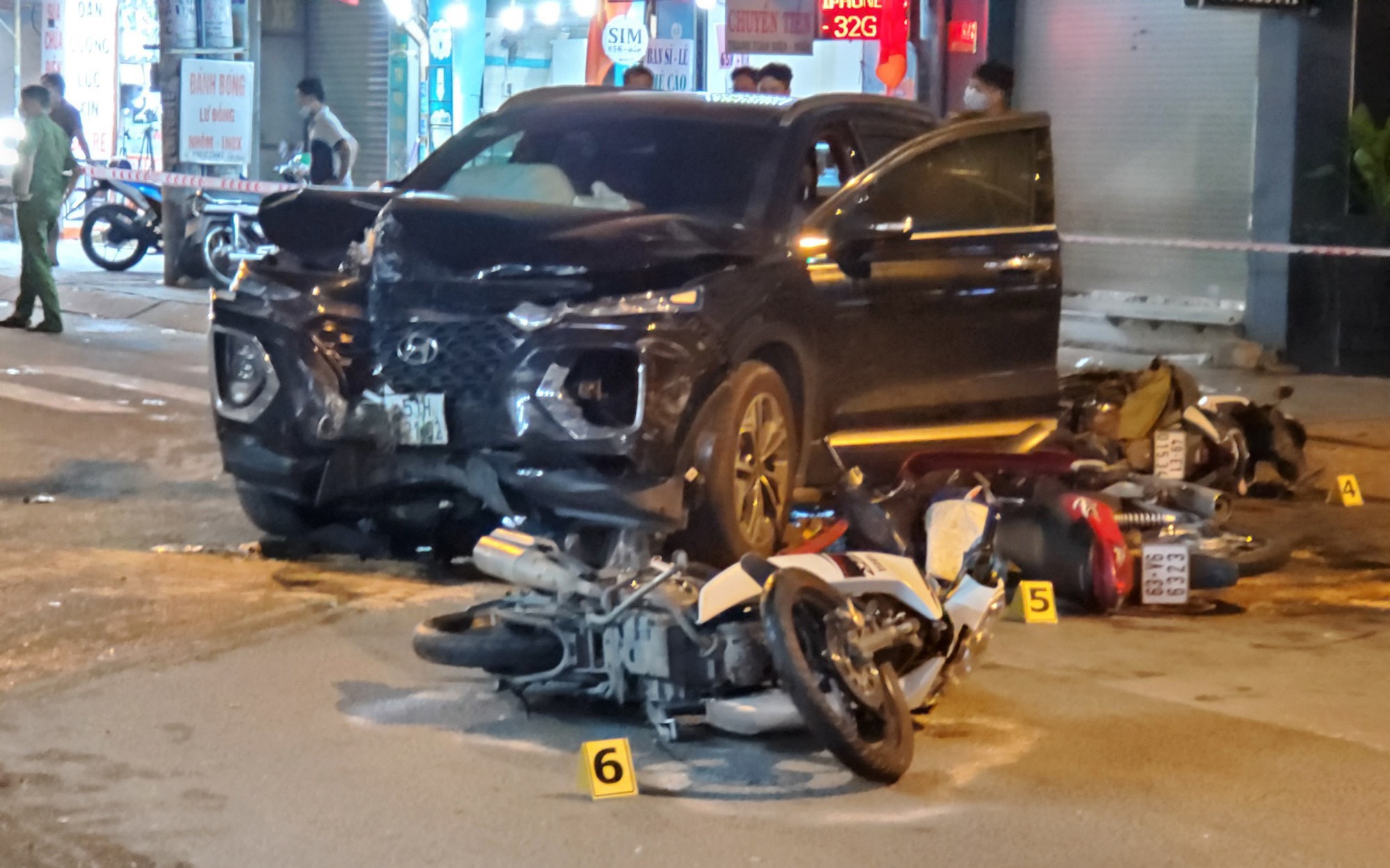 TP.HCM: Công an đang lấy lời khai tài xế lái ô tô tông 10 xe máy, 4 người bị thương ngay chợ Thủ Đức