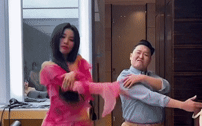 PSY nhảy cover cùng Soyeon ((G)I-DLE) nhưng đôi guốc 20cm mới chiếm trọn spotlight!