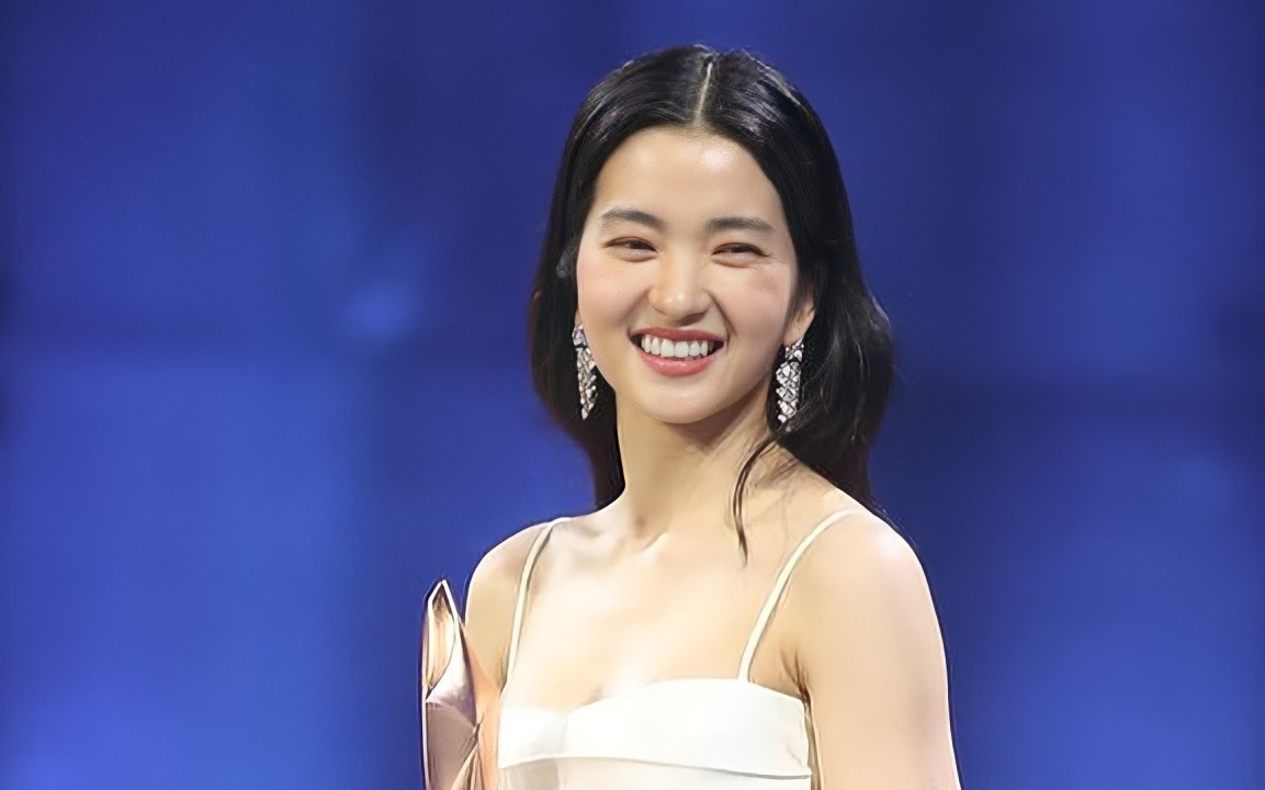 Thị hậu của Baeksang Arts Awards 2022: Từng bán sữa, phục vụ nhà hàng, làm diễn viên dự bị nhưng chẳng được chọn