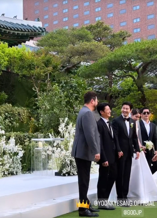 Tài tử Yoon Kye Sang cưới nữ CEO kém 5 tuổi, nhóm nhạc huyền thoại g.o.d tái hợp tại hôn lễ - Ảnh 3.