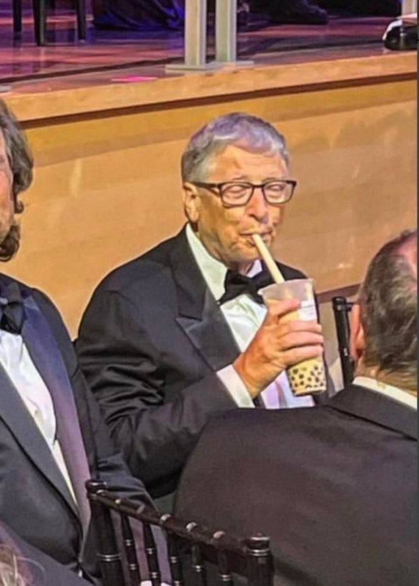 Rầm rộ khoảnh khắc tài tử Shang-Chi mời Bill Gates trà sữa trân châu và phản ứng đặc biệt của nam tỷ phú ở lễ trao giải - Ảnh 3.