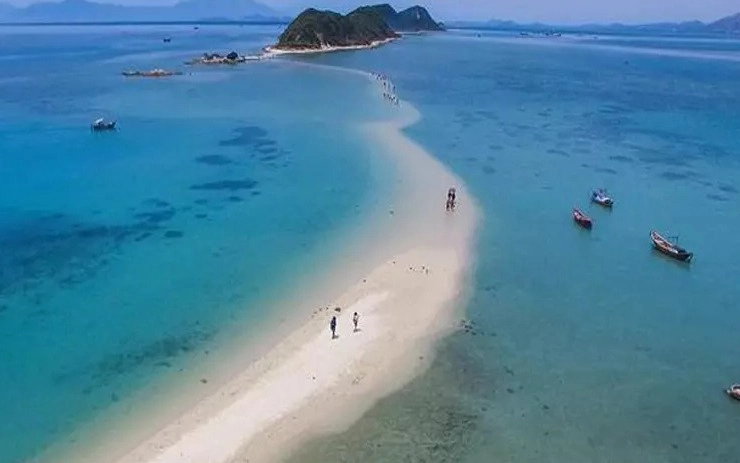 Việt Nam có con đường xuyên biển thoắt ẩn thoắt hiện dù đẹp mê ly, du khách muốn trải nghiệm còn tuỳ vào duyên số