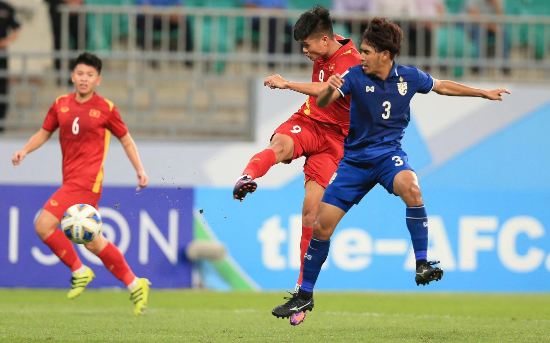 Khiến U23 Thái Lan toát mồ hôi bám đuổi, U23 Việt Nam đánh rơi 3 điểm tiếc nuối ở phút bù giờ