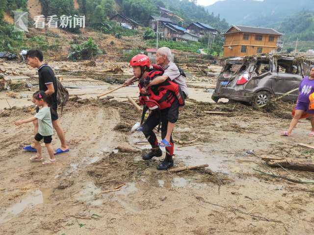 Chùm ảnh: Mưa lũ kỷ lục càn quét Trung Quốc, nhiều ngôi nhà bị nhấn chìm khiến người dân buộc phải di tản - Ảnh 9.