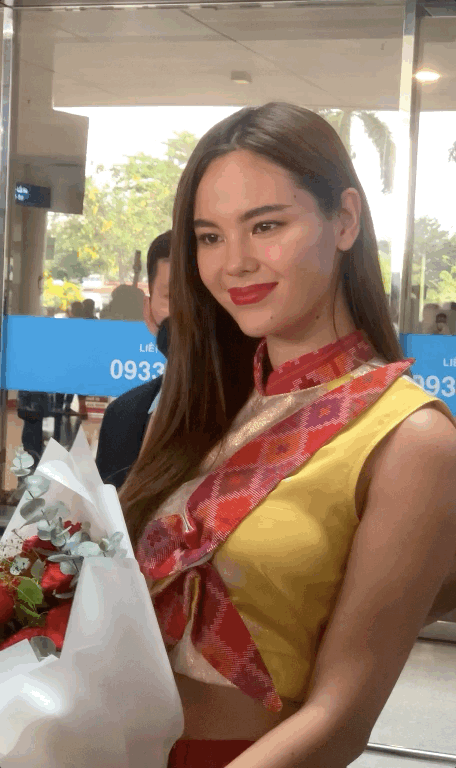 Cận nhan sắc Catriona Gray - Miss Universe 2018 đến Việt Nam, 1 hành động đẹp ghi điểm với fan - Ảnh 7.