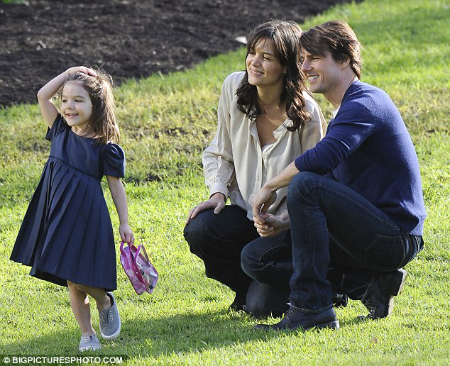 Suri 10 năm sau ngày cùng mẹ thoát khỏi Tom Cruise: Công chúa bỏ vương miện thành tiểu mỹ nhân, sống ra sao khi bị bố xa lánh? - Ảnh 3.