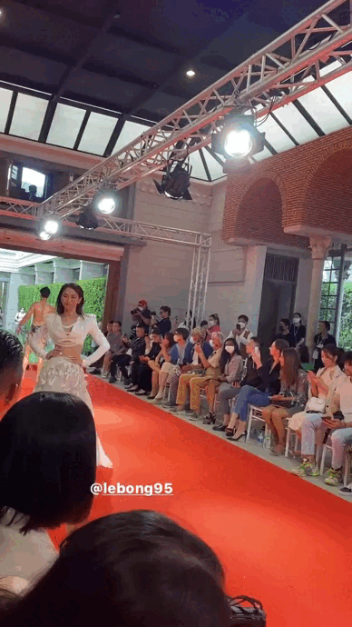 Lê Bống được khen khi trình diễn thời trang tự tin tại Thailand Fashion Week, đã tiến bộ hơn hẳn cách đi robot hồi còn trong nước - Ảnh 4.