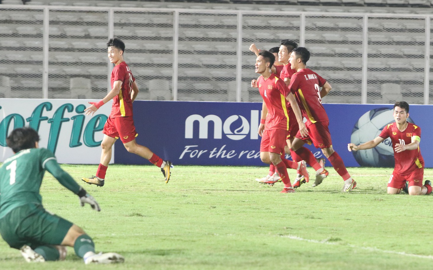 U19 Việt Nam và Thái Lan &quot;dắt tay nhau&quot; vào bán kết, chủ nhà Indonesia thắng 5-1 vẫn bị loại cay đắng