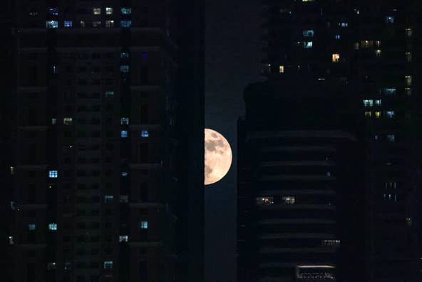 Loạt ảnh ấn tượng về siêu trăng sấm với độ lớn kỷ lục rực sáng trên bầu trời khắp thế giới - Ảnh 4.