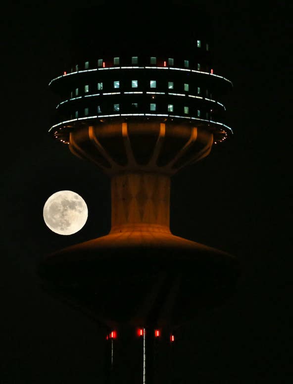 Loạt ảnh ấn tượng về siêu trăng sấm với độ lớn kỷ lục rực sáng trên bầu trời khắp thế giới - Ảnh 7.