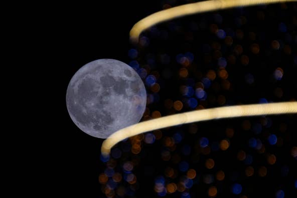 Loạt ảnh ấn tượng về siêu trăng sấm với độ lớn kỷ lục rực sáng trên bầu trời khắp thế giới - Ảnh 9.