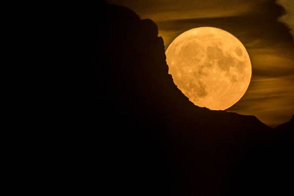 Loạt ảnh ấn tượng về siêu trăng sấm với độ lớn kỷ lục rực sáng trên bầu trời khắp thế giới - Ảnh 1.