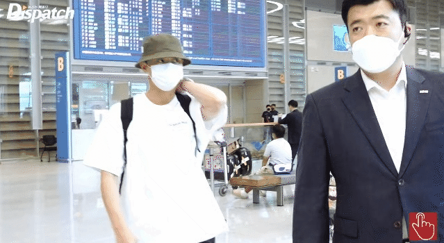 Park Seo Joon như đi catwalk tại sân bay, Mina (TWICE) được dàn vệ sĩ hộ tống vẫn lép vế trước sắc vóc của em gái BTS - Ảnh 4.