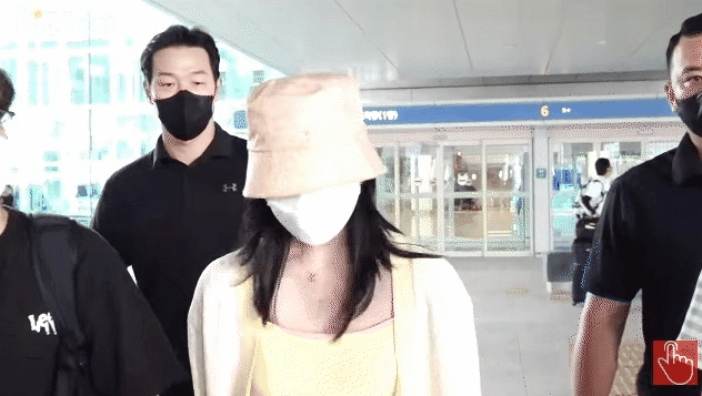 Park Seo Joon như đi catwalk tại sân bay, Mina (TWICE) được dàn vệ sĩ hộ tống vẫn lép vế trước sắc vóc của em gái BTS - Ảnh 11.