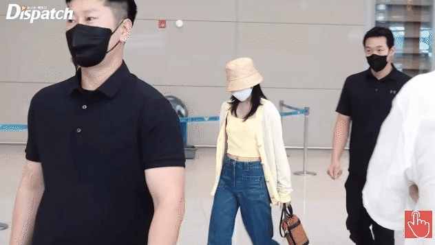 Park Seo Joon như đi catwalk tại sân bay, Mina (TWICE) được dàn vệ sĩ hộ tống vẫn lép vế trước sắc vóc của em gái BTS - Ảnh 9.