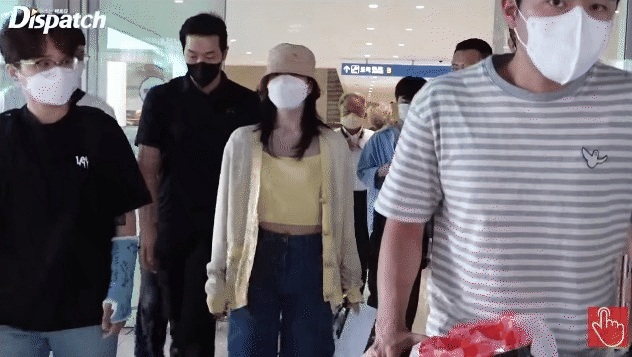 Park Seo Joon như đi catwalk tại sân bay, Mina (TWICE) được dàn vệ sĩ hộ tống vẫn lép vế trước sắc vóc của em gái BTS - Ảnh 10.