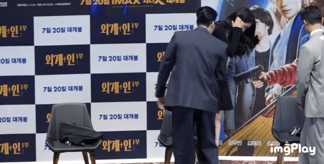Thị hậu Kim Tae Ri biến họp báo thành đại hội tìm đồ vì rơi nhẫn 160 triệu, khiến Kim Woo Bin và dàn sao náo loạn đi tìm - Ảnh 2.