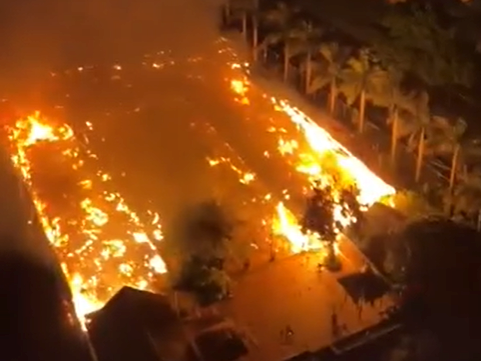 Hà Nội: Nhà hàng rộng hơn 300m2 cháy dữ dội trong đêm - Ảnh 1.