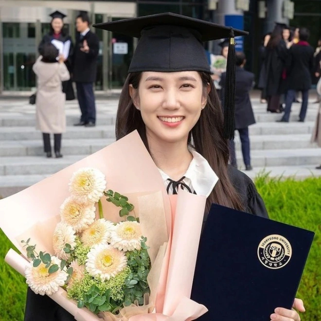 Học vấn 2 nữ diễn viên chính hot nhất hiện nay: Người học song bằng tại đại học top đầu Hàn Quốc, người thông thạo 4 thứ tiếng - Ảnh 7.