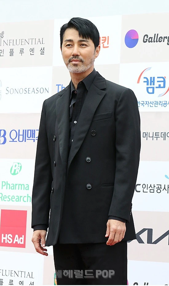 Ác nữ Penthouse Kim So Yeon sắc vóc mê người, Cha Seung Won hóa ông lão U70 bên dàn mỹ nhân Kpop trên thảm đỏ - Ảnh 6.