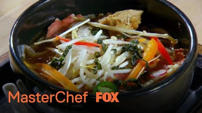 Khi món ăn Việt lên sóng MasterChef: Khiến dàn đầu bếp nước ngoài “đau đầu”, còn giám khảo thì bất ngờ khi ăn - Ảnh 8.