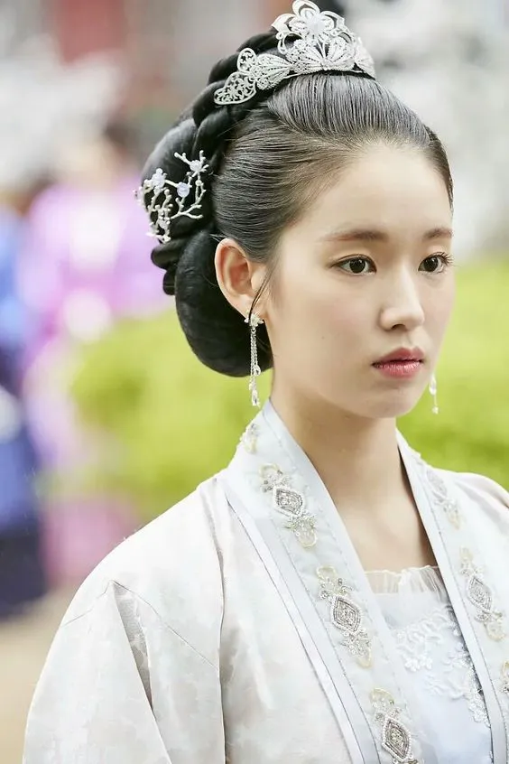 Mỹ nhân suýt từ chối Hậu Duệ Mặt Trời vì Song Hye Kyo: Lột xác xinh đẹp sau 6 năm, đóng vai phụ ở loạt bom tấn - Ảnh 6.