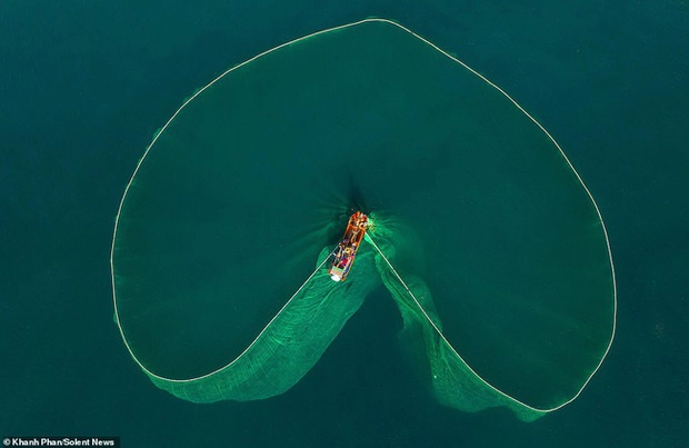 Hình ảnh ngư dân tung lưới đánh cá đầy ảo diệu ở Bình Định khiến ai cũng trầm trồ về cảnh sắc Việt Nam - Ảnh 8.