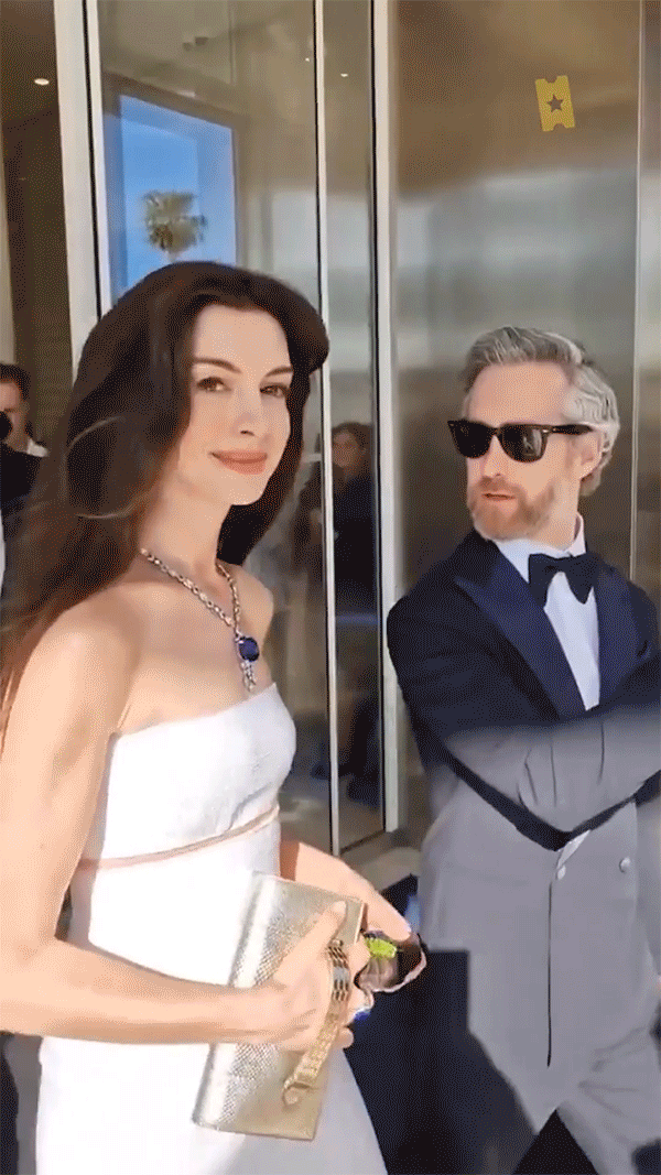 Clip người qua đường tình cờ gặp Anne Hathaway ở Cannes, chỉ 9 giây cũng đủ gây sốt vì nhan sắc thật của báu vật Hollywood - Ảnh 4.