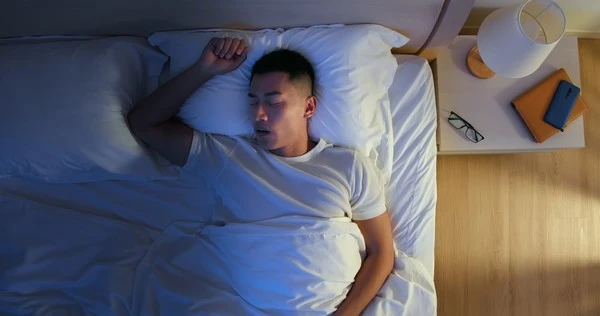 Lạ đời chuyện 40% trường hợp say nắng nóng ở Nhật diễn ra vào... ban đêm, các chuyên gia về giấc ngủ dạy 3 mẹo điều chỉnh nhiệt độ phòng tốt hơn - Ảnh 1.