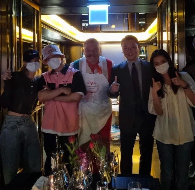 G-Dragon bất ngờ hẹn ăn tối riêng với Lisa cùng đạo diễn đình đám của Elvis, khoe cả ảnh bên em út BLACKPINK - Ảnh 5.