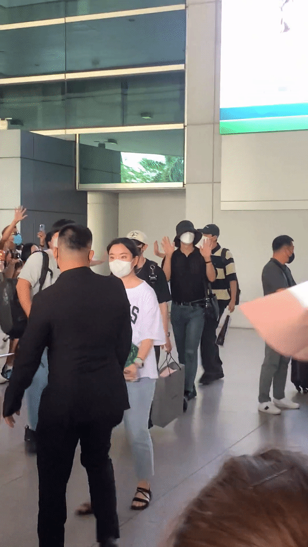 Highlight đổ bộ sân bay Tân Sơn Nhất: Bịt kín mít vẫn soái ngút ngàn, hào hứng chào đám đông fan Việt sau 4 năm trở lại - Ảnh 2.