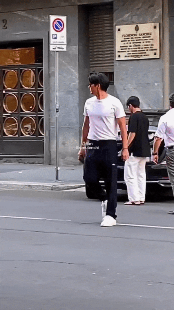 Rần rần clip Hyun Bin biến đường phố nước Ý thành sàn diễn, có ai “bố bỉm sữa” mà phong độ thế này không? - Ảnh 3.