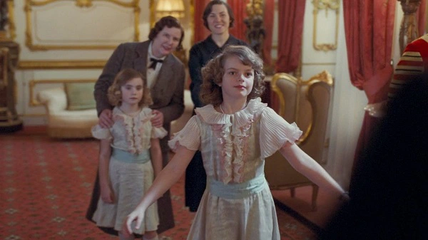 Những lần Nữ hoàng Elizabeth II được thể hiện trên màn ảnh: Có diễn viên vô cùng giống nguyên mẫu - Ảnh 4.